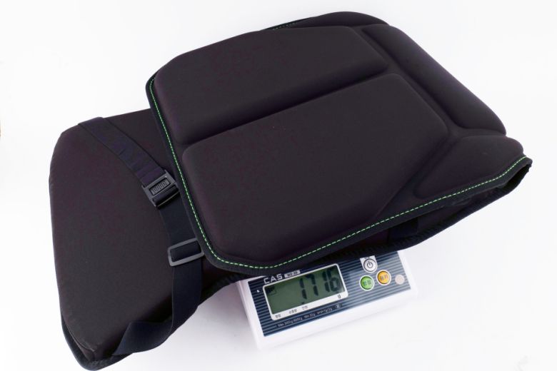 레이저 프레이야 쿠션은 실측 기준 1.716kg으로 가벼운 편이고 접어서 보관할 수 있어 보관에 대한 부담을 크게 덜었다.