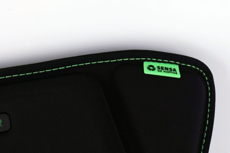 게이밍 쿠션 본체는 블랙 컬러 메인에 레이저를 상징하는 초록색의 바느질 마감과 ‘센사 HD 햅틱’ 실리콘 장식이 더해졌다.