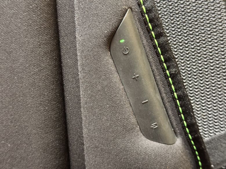 레이저 프레이야 게이밍 쿠션에는 조작부가 위치한다.