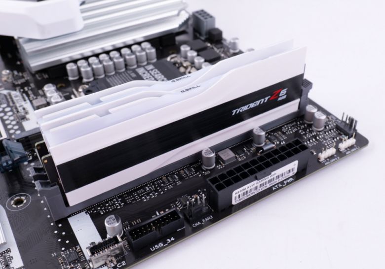 메모리는 DDR5를 지원하며, 2개의 슬롯을 갖춰 최대 128GB 용량으로 구성할 수 있다.