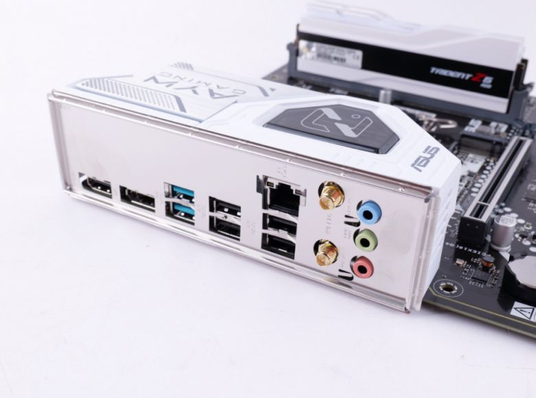 I/O 실드를 장착해서 사용한다.