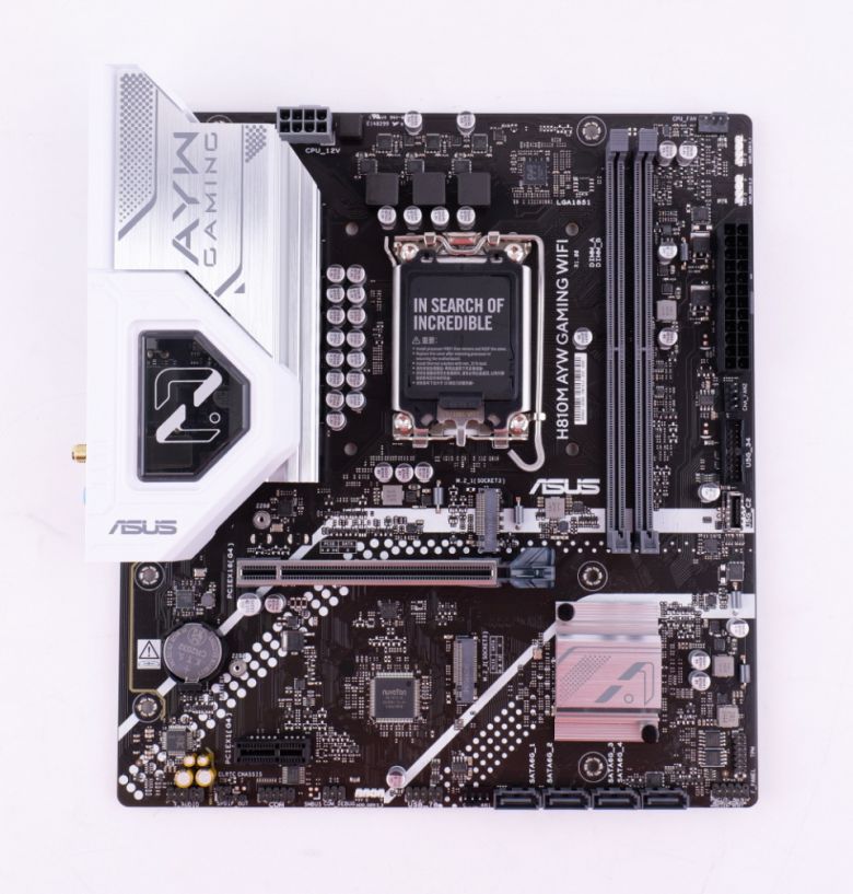 mATX 폼 팩터를 갖춘 메인보드다.