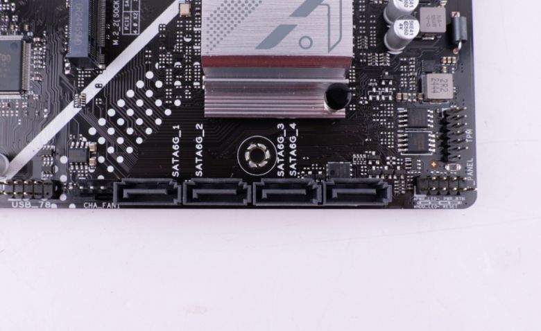 하단에는 SATA3 단자가 4개 있다.