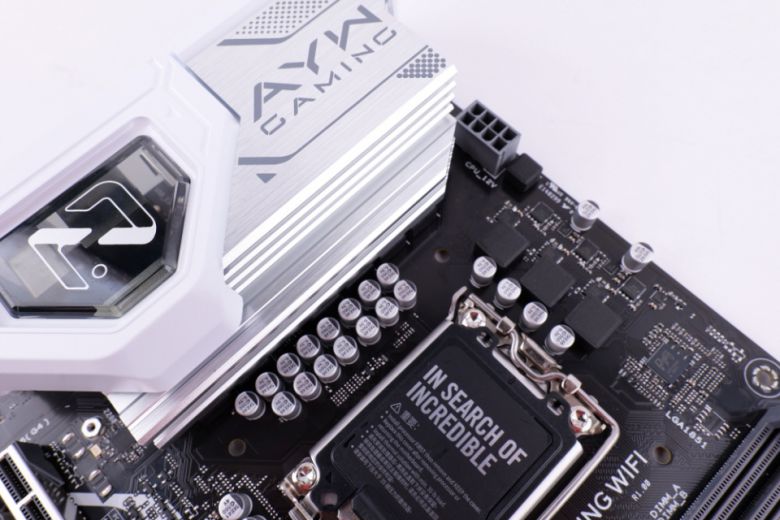 6+1+1+1 전원 스테이지로 구성됐으며, 발열을 없애기 위한 여러 개의 온보드 히트싱크와 다양한 하이브리드 팬 헤더를 갖췄다.