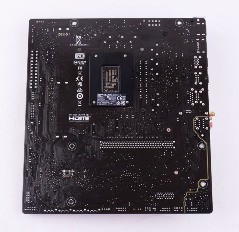 후면은 PCB만 보이는 단순한 형태다.