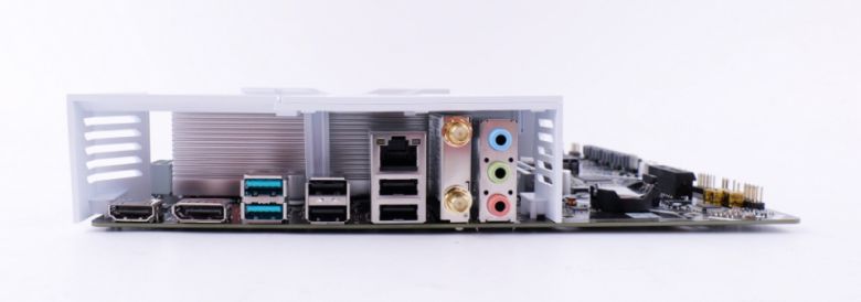 후면 단자는 USB 3.2 Gen2 Type-A x2, USB 2.0 x4, DP x1, HDMI x1, Wi-Fi 모듈, 인텔 1Gbps 이더넷 포트, 오디오 잭이 있다.