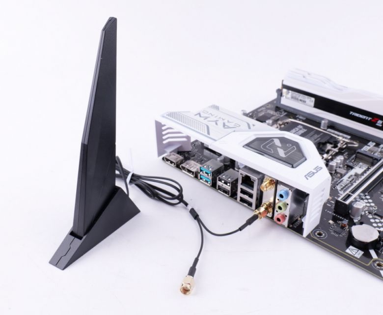 Wi-Fi 연결을 위한 안테나가 제공된다.