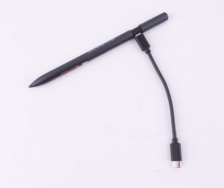 함께 제공되는 USB C to C 케이블을 통해 충전할 수 있다.