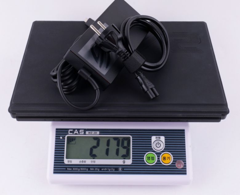실제로 측정한 본체 무게는 1.23kg이다. 키보드를 포함하면 약 1.62kg이고 100W 어댑터를 포함하면 약 2kg, 200W 어댑터를 포함하면 약 2.18kg이다.