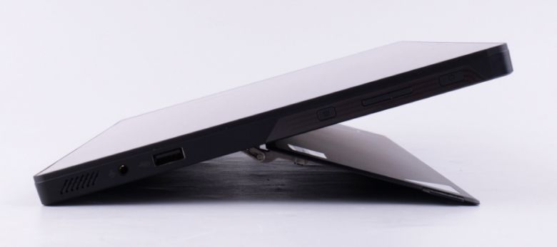 후면에는 킥스탠드가 있다. 각도는 최대 170°까지 움직인다.