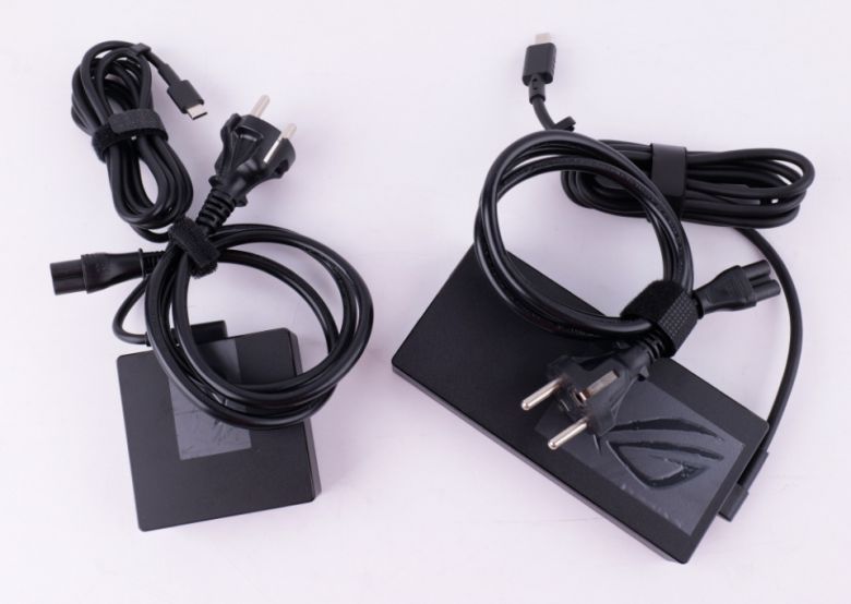 100W 어댑터와 200W 어댑터가 함께 제공된다.