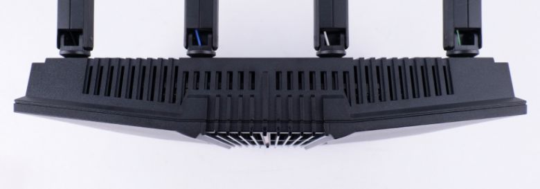 위에도 내부 발열을 빼내기 위한 배출구가 있다.