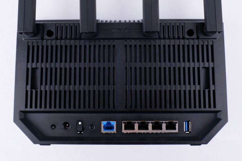 후면에는 내부 발열을 빼내기 위한 배출구가 전체적으로 적용됐다.