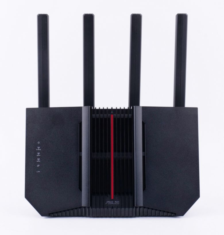 가운데는 내부 발열을 빼내기 위한 배출구가 있으며 가운데에 빨간색 줄로 포인트를 줬다. 작동 LED는 왼쪽에 모두 모여있고 전체적으로 멋들어진 디자인이다.