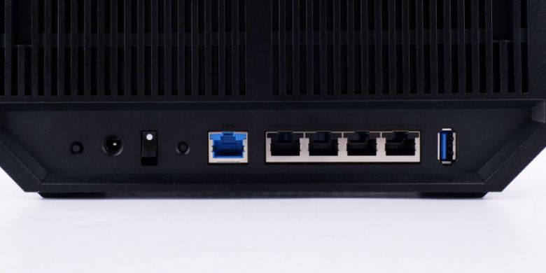 후면 하단에는 리셋 버튼과 전원 버튼, 10Gbps WAN/LAN 포트 1개와 2.5Gbps LAN 포트 4개, USB 단자가 있다. 1번 2.5Gbps LAN 포트는 자동으로 WAN 기능을 감지해 WAN 포트로도 사용할 수 있다. USB 단자는 스마트폰과 연결하면 스마트폰 핫스팟 기능을 ASUS RT-BE92U를 통해 더 안정적이고 넓게 활용할 수 있다.