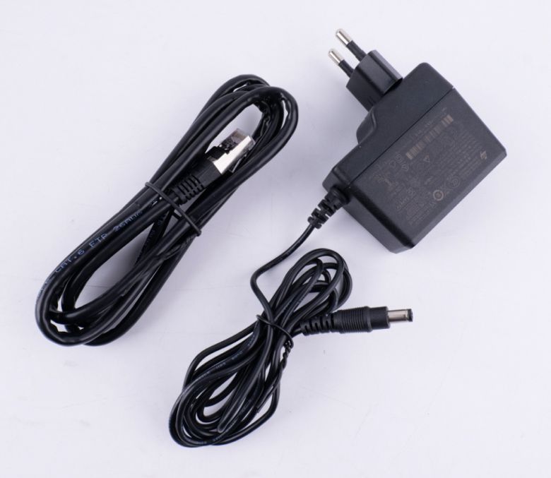 12V/3A 어댑터와 LAN 케이블이 제공된다.