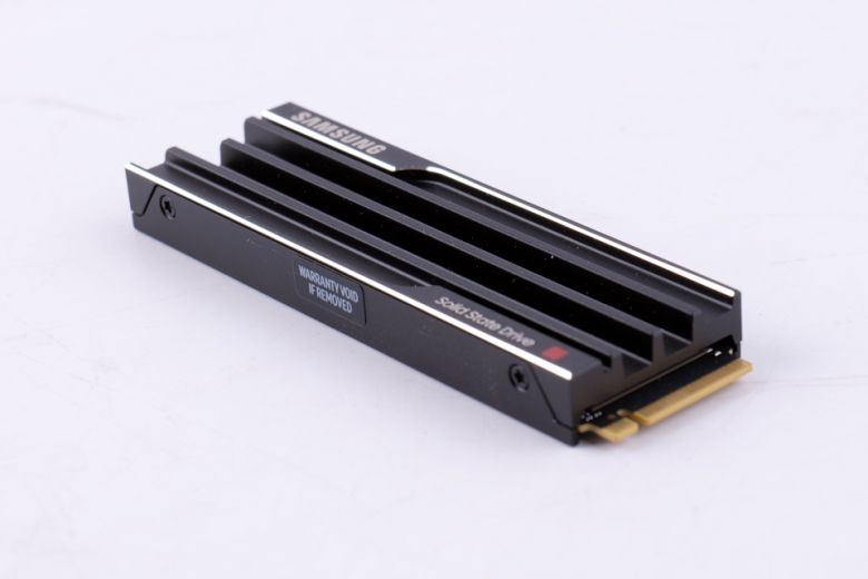 유사한 타사의 PCIe 5.0 NVMe SSD 대비 히트싱크 두께가 얇은 편이기 때문에 플레이스테이션 5는 물론이고 일부 노트북에도 장착할 수 있다.