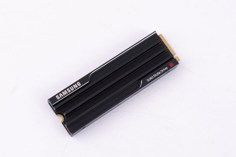 리뷰에 사용된 모델은 깔끔한 블랙 컬러의 히트싱크를 사전 장착해 발열을 효과적으로 제어한다.