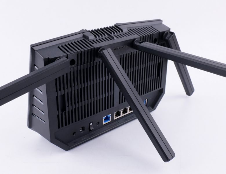 4개의 외부 안테나는 바깥 방향으로 180° 회전이 가능하고 90°로 각도 조절이 가능하다. 이를 활용해 원하는 방향과 위치로 안테나를 배치할 수 있다.