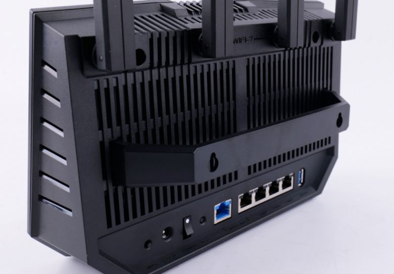 월 마운트는 후면에 있는 홈에 걸면 된다.