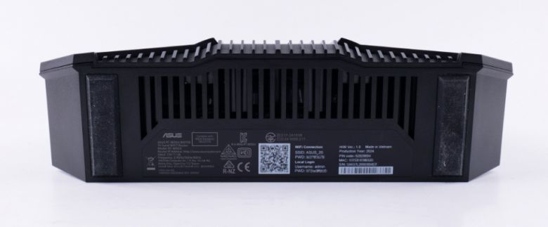 하단에도 내부 발열을 빼내기 위한 배출구가 있으며, 바닥에 올려놨을 때 움직이지 않도록 고무 패킹이 적용됐다.