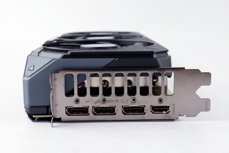 단자는 DP 2.1b 3개, HDMI 2.1b 1개를 갖췄다.