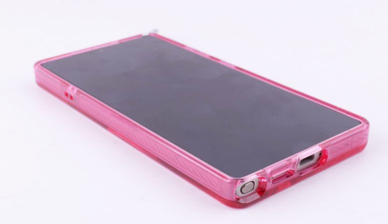 하단에 S펜과 충전 단자를 위한 구멍이 깔끔하게 뚫려 있다.