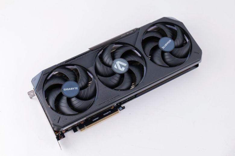 RTX 5070 게이밍 OC는 대부분의 게이밍 PC용 케이스에 적합한 블랙 컬러가 적용됐다.