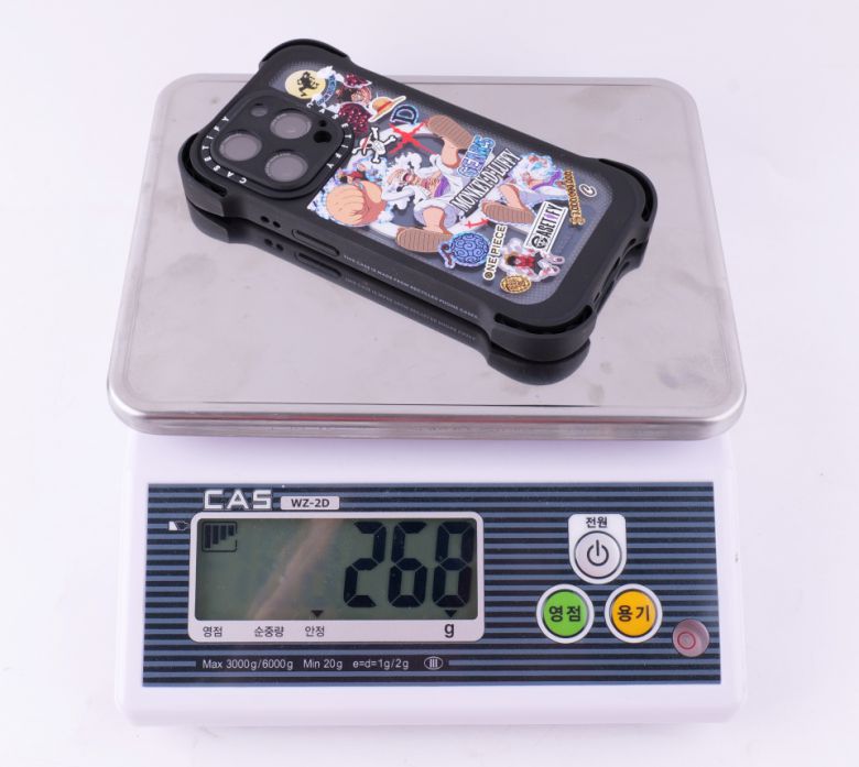 무게는 다소 무거운 편이다. 아이폰 15 프로의 무게가 187g인 것을 감안하면, 케이스 자체 무게가 81g이나 된다.