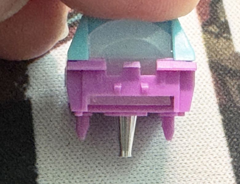 스위치를 누르면 심이 상당히 아래까지 내려온다. 일반 기계식 스위치 같은 느낌이다.