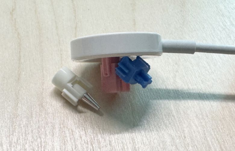 자석에 붙는 자석축 스위치와 달리 유도 스위치는 붙지 않는다.