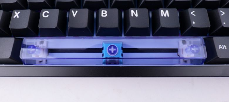 ESC키, 백스페이스키, 엔터키, 스페이스 바에는 포인트로 파란색 투명 키캡이 적용됐다.