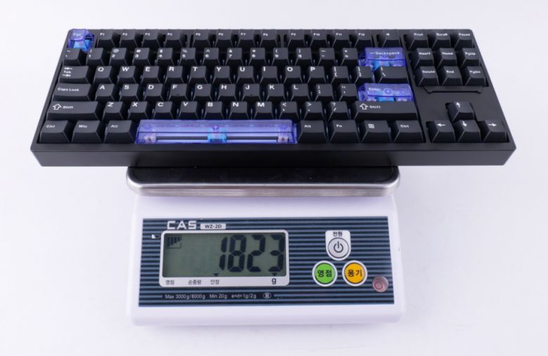 실제 측정한 무게는 1,823g으로 상당히 무겁다.