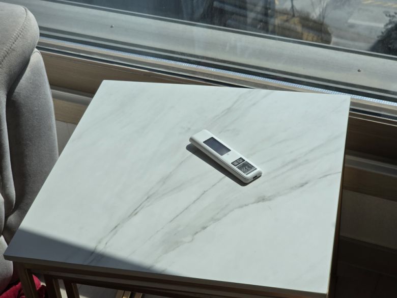 리모컨 후면에는 태양광 충전 패널이 적용되어 리모컨을 뒤집어서 편리하게 충전할 수 있다.