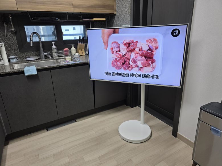 직접 삼성전자 M7을 주방으로 옮겨봤다.