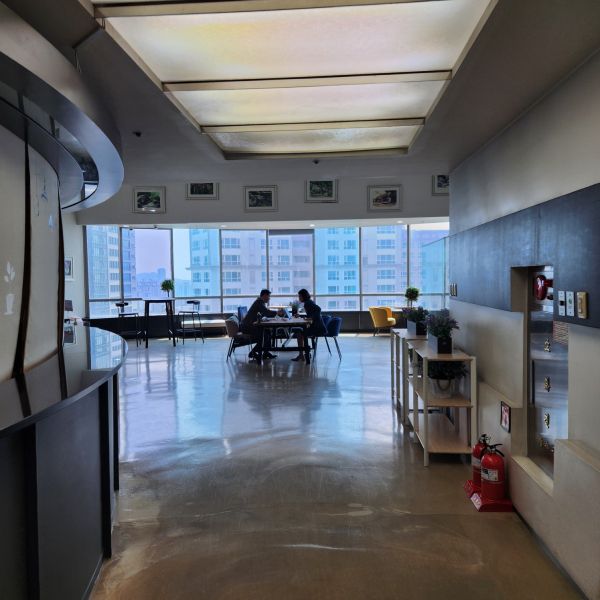 ABL생명보험 직원을 대상으로 영업 중인 우리은행 관계자. 사진=ABL생명 노조