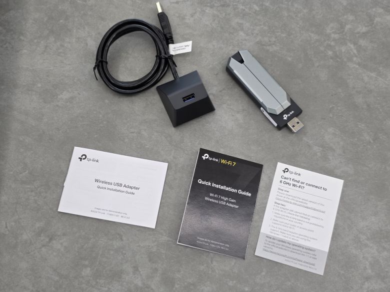 무선 랜카드 본체, 빠른 설치 가이드, USB 3.0 거치대가 구성되어 있다.