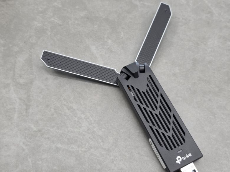 안테나는 180도 펼쳐지는 형태다.