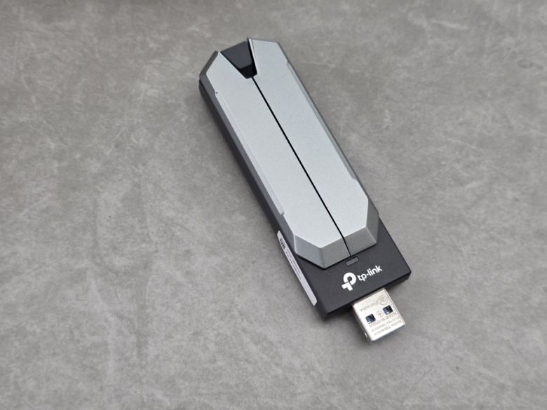 본체는 얼핏 봐서는 USB 메모리와 크게 차이 없어 보이는 형태다.