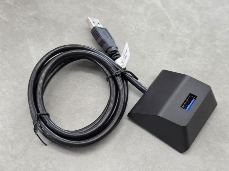 블랙 컬러의 USB 3.0 거치대가 함께 제공된다.