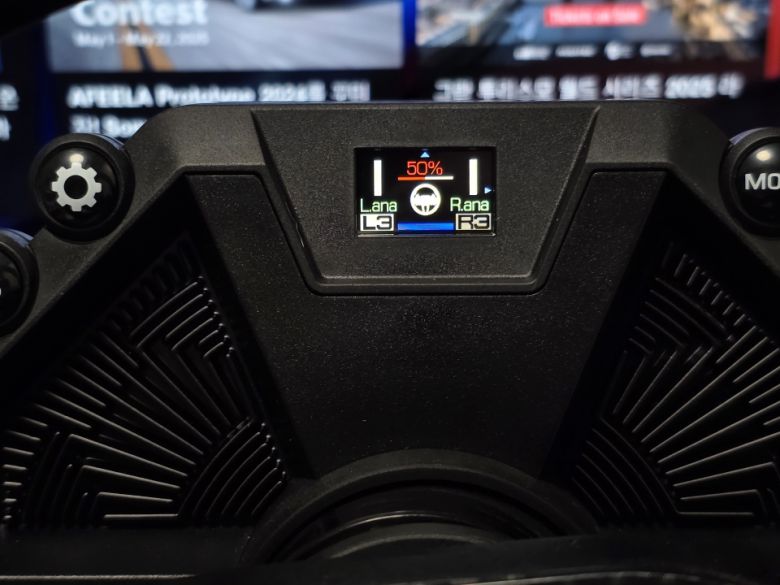 트러스트마스터 T598의 레이싱휠 베이스에는 디스플레이가 탑재됐다.