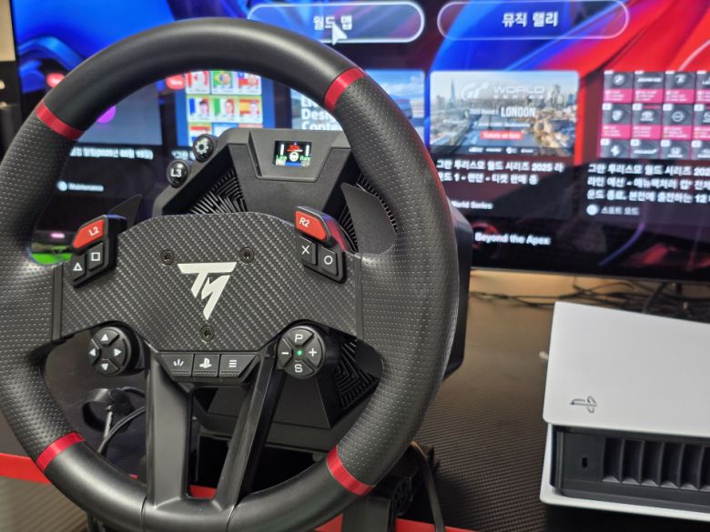 트러스트마스터 T598은 플레이스테이션 공식 인증을 획득한 제품이다.