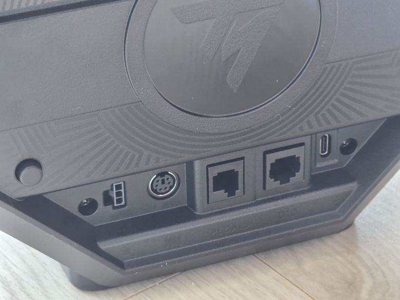 레이싱휠 베이스의 후면에는 다양한 단자가 있다.