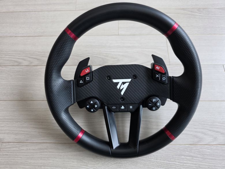 휠림은 탈부착 가능한 방식이고 30cm 지름을 갖췄다.