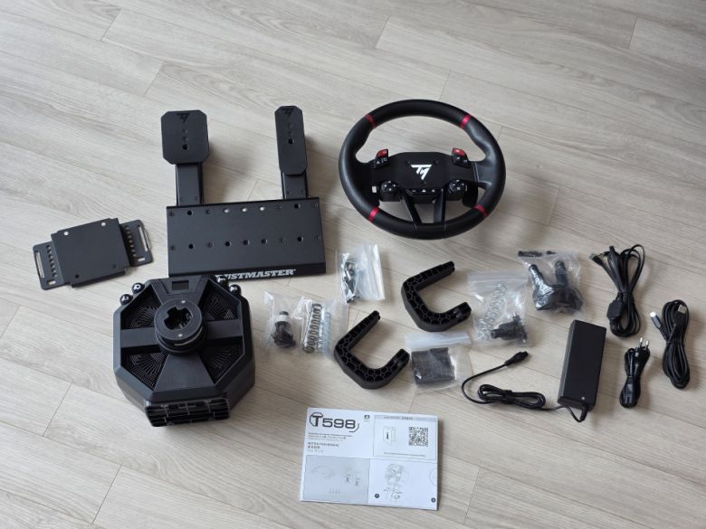 레이싱휠 베이스, 휠림, 거치를 위한 액세서리, 전원 어댑터, 페달, 페달 케이블, 스프링 등의 액세서리가 동봉된다.