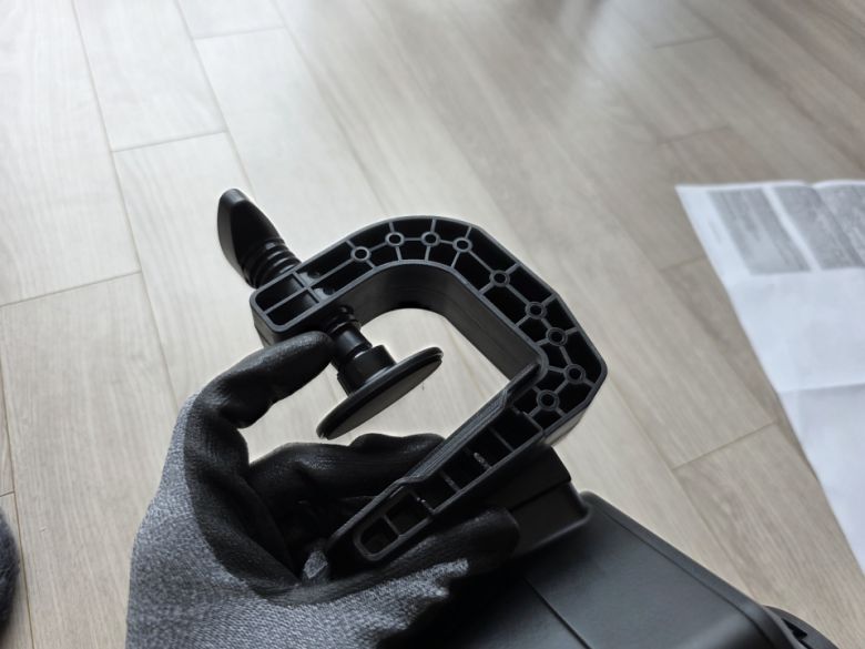 T598은 별도의 레이싱휠 거치대가 없어도 일반 책상에 쉽게 거치할 수 있도록 제작됐다.