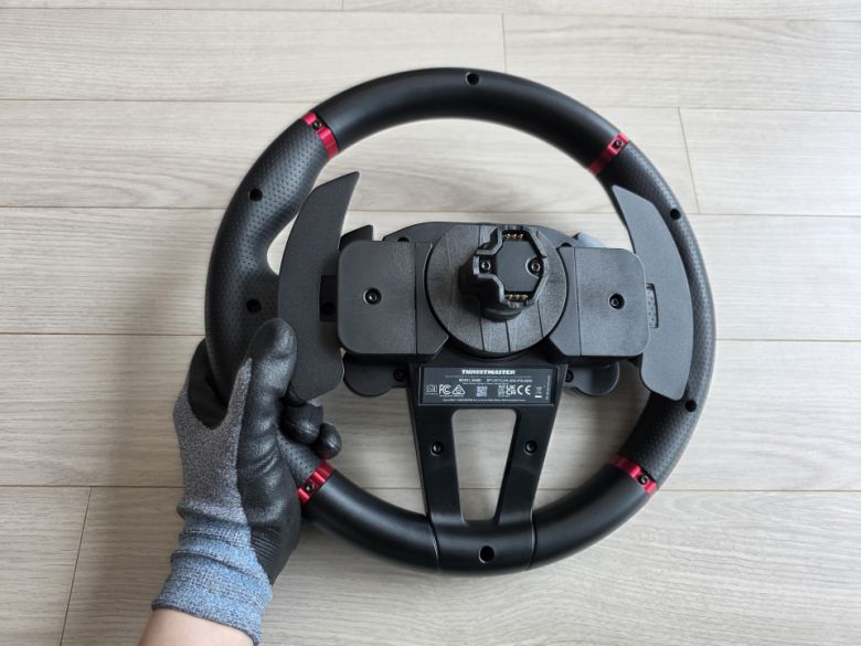 휠림 후면에는 ‘mag-shift’ 패들 시프터가 위치한다.