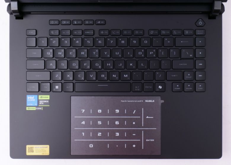 키보드는 숫자키를 제외한 풀사이즈 배열이다. 키감이 매우 좋고 2,000만회 타건이 가능할 정도로 내구성이 뛰어나다. 터치패드는 우측 상단 부분을 누르면 터치패드로 사용할 수 있다.