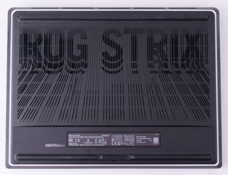 하판에는 ROG STRIX가 적혀있다. 아래쪽 고무 패킹 가운데에는 미닫이 버튼이 적용됐는데 이 버튼을 왼쪽으로 밀면 손쉽게 하판 베젤을 열 수 있다.
