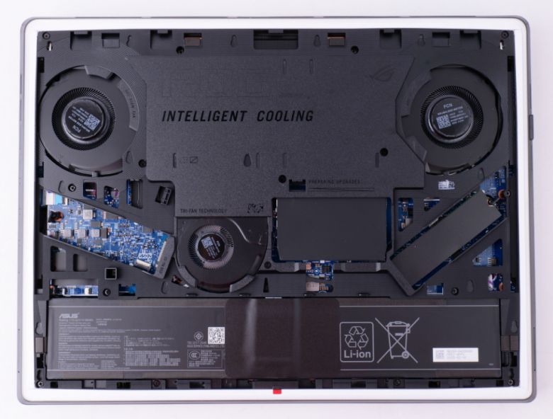 하단 베젤을 열면 손쉽게 M.2 SSD나 RAM을 추가, 교체할 수 있다.